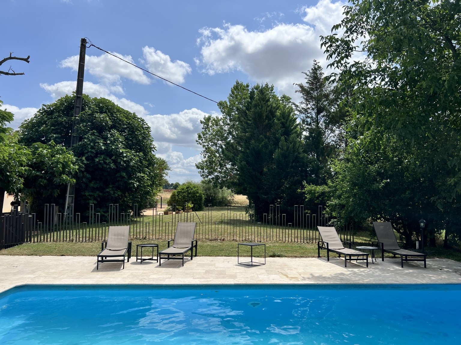 Piscine et transats