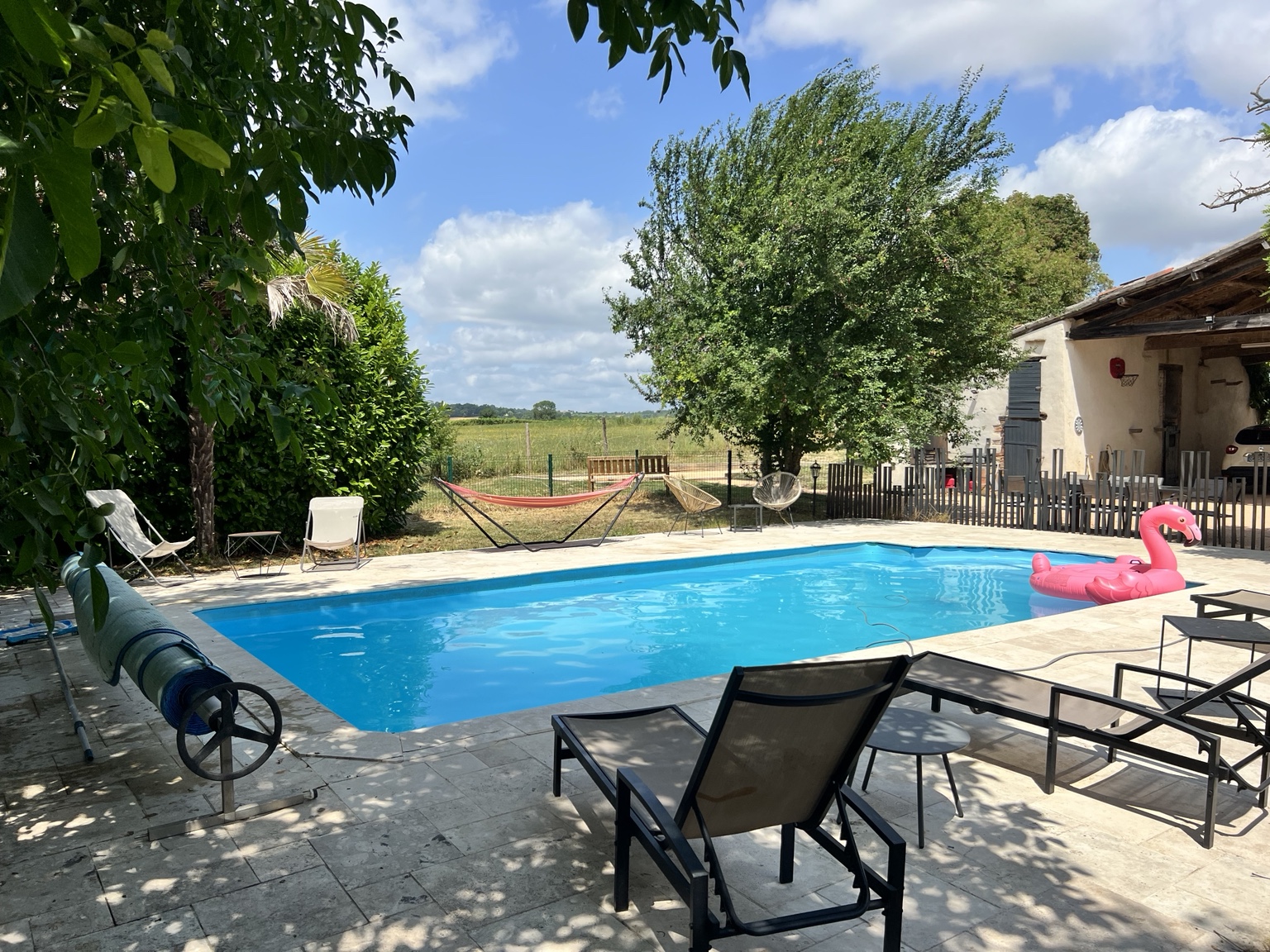 Espace repas près de la piscine