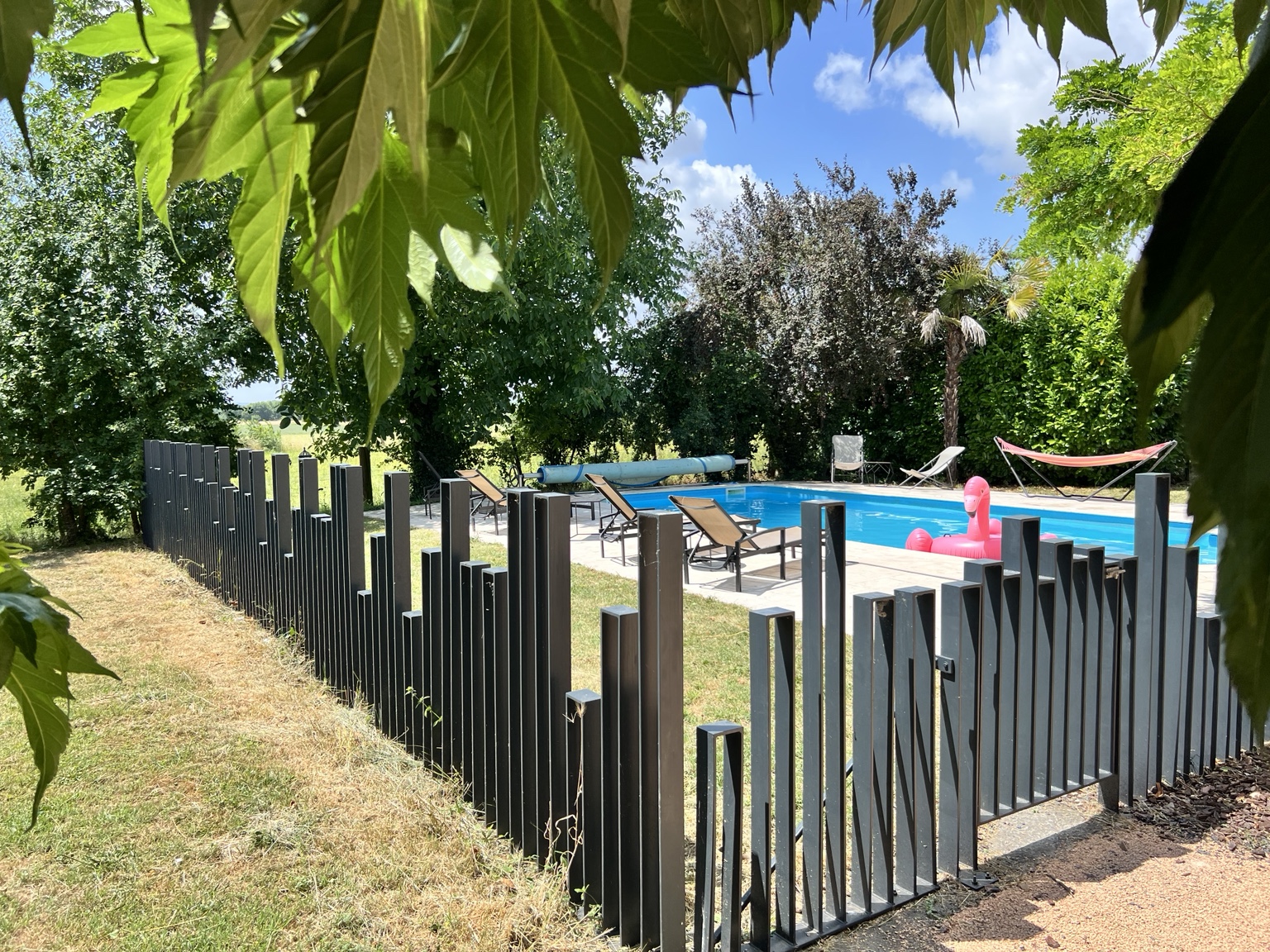 Piscine vue depuis le jardin